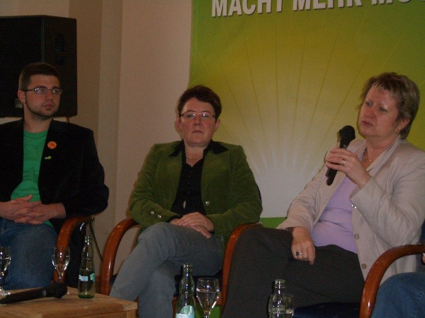 Silvia Löhrmann (r.) gemeinsam mit S. Hiller (l.) und M. Klatt (m.)